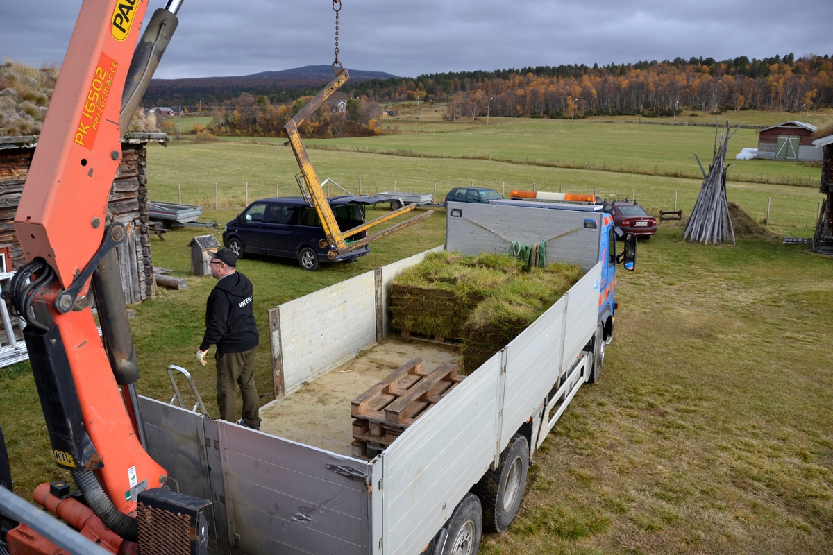 Legging av torvtak. Oddentunet
