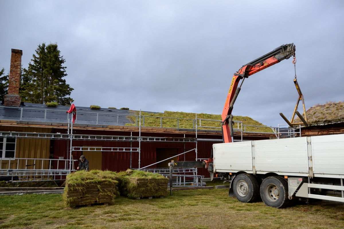 Legging av torvtak. Oddentunet