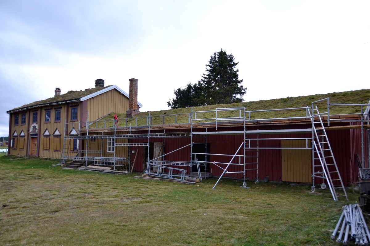 Legging av torvtak. Oddentunet