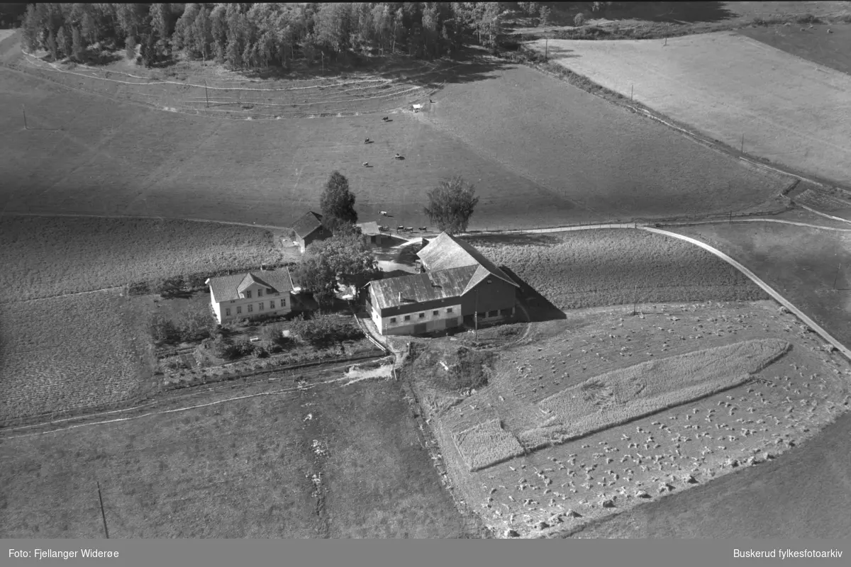 gården Øvre Alme De tre Almegårdene ligger på den frodige Almesletta, langs Hvalsmoveien like nordøst av Hønefoss