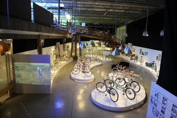 Oversiktsbilde over utstillingen Trill rundt, med sykler på organiske moduler, og diverse tekstplansjer