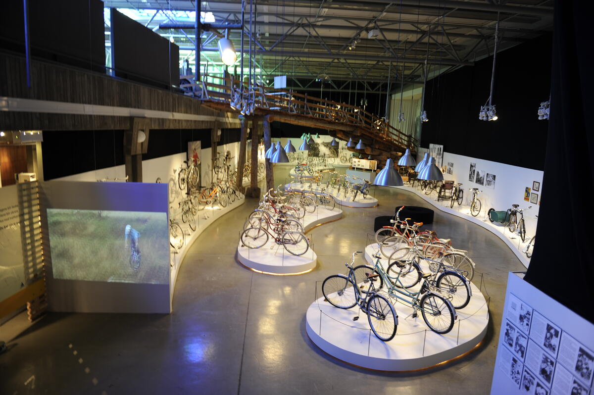 Oversiktsbilde over utstillingen Trill rundt, med sykler på organiske moduler, og diverse tekstplansjer