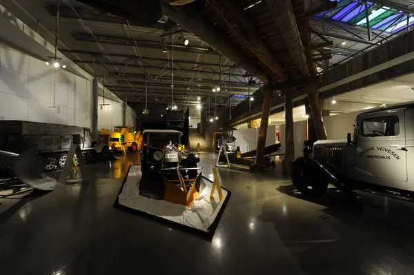 Oversiktsbilde av utstilling med diverse snøfresere.