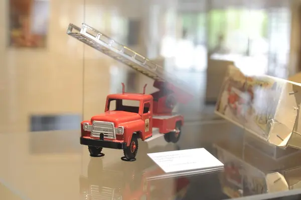 Lekebil stilt ut i monter