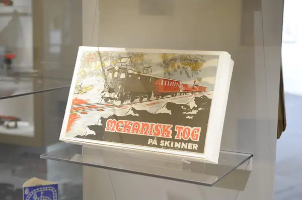 Mekanisk togsett i eske, stilt ut i monter.