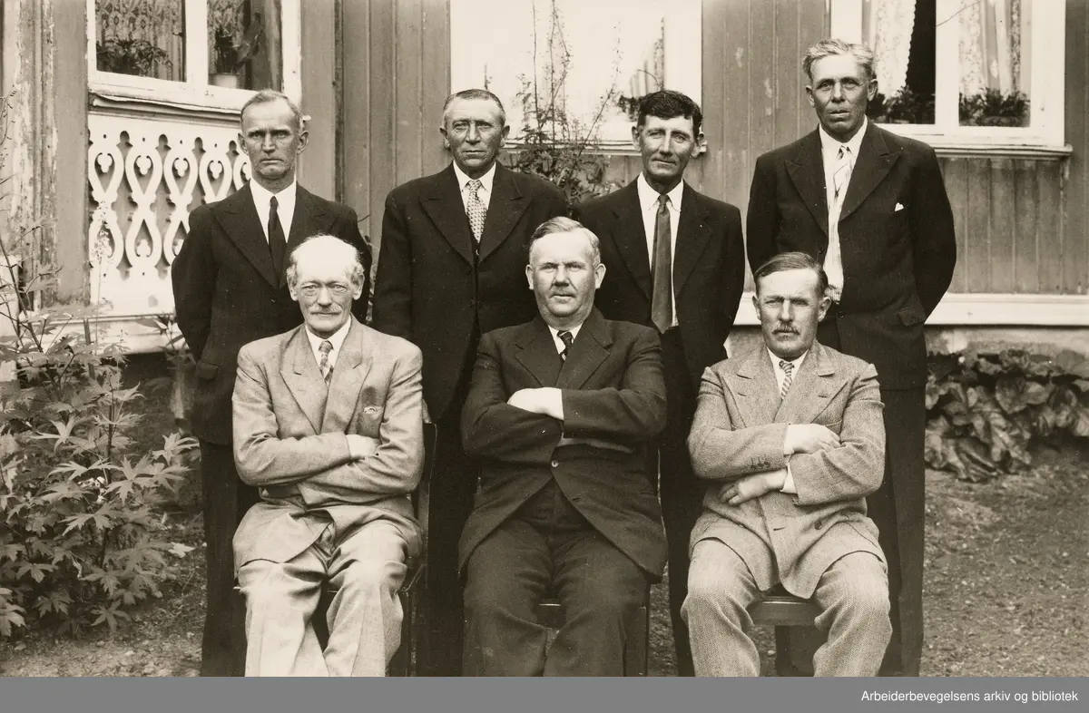 Drammen Bryggearbeiderforbund. Streikekomitéen 1945..Foran fra v: Harald Abrahamsen, Even Torbjørnsen og Karl Hansen. Bak: Alfred Pettersen, Kristoffer Evensen, Karl Larsen og Harald Andersen.