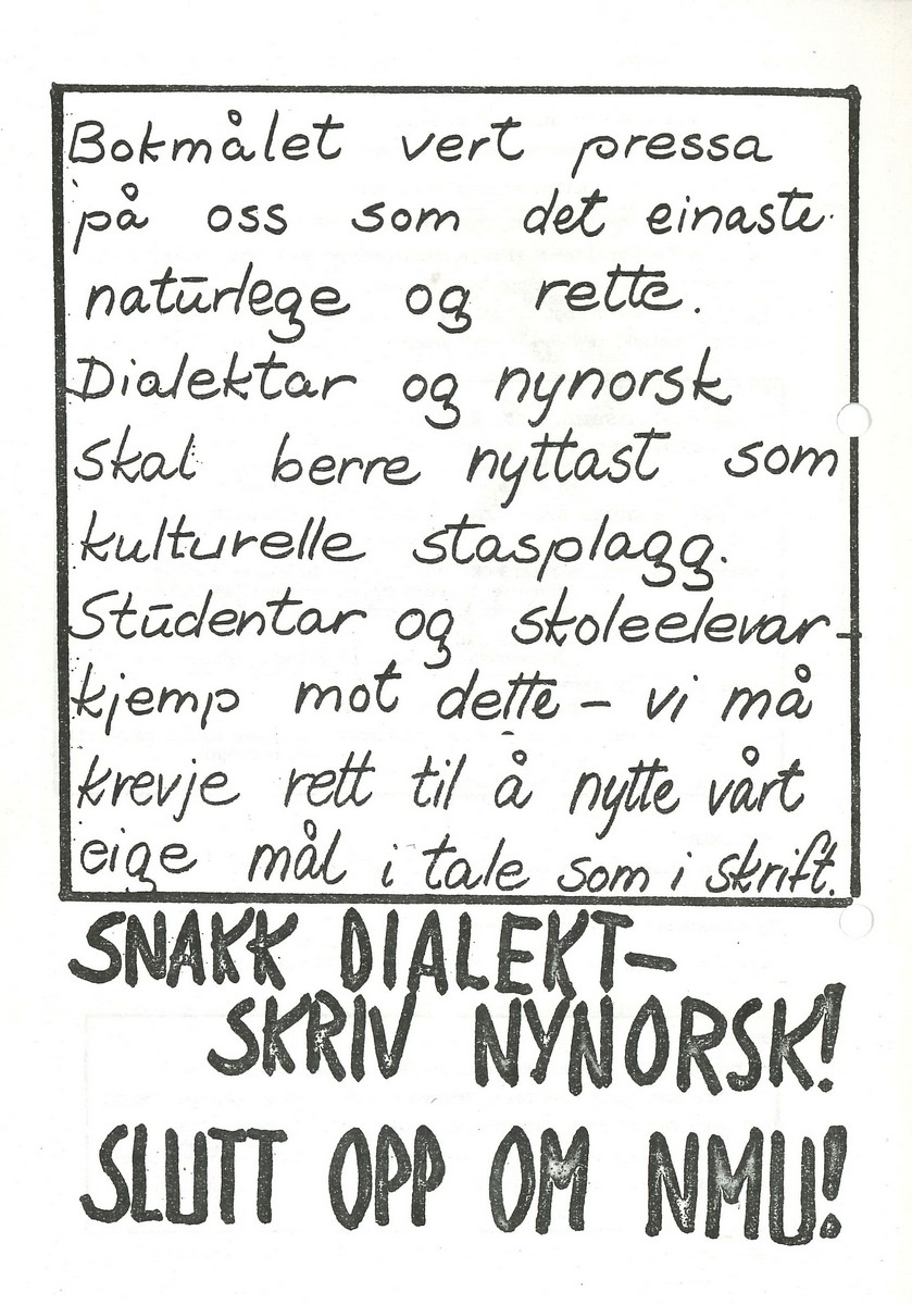 Flygeblad for Norsk Målungdom i Trondheim med informasjon om arbeidet i organisasjonen. Bladet er truleg frå hausten 1976. På baksida står det: "Bokmålet vert pressa på oss som det einaste naturlege og rette. Dialektar og nynorsk skal berre nyttast som kulturelle stasplagg. Studentar og skoleelevar - kjemp mot dette - vi må krevje rett til å nytte vårt eige mål i tale som i skrift. Snakk dialekt - skriv nynorsk! Slutt opp om NMU!" Flygebladet er på fire A5-sider.