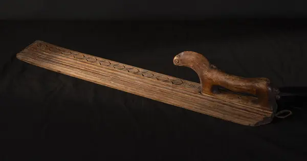 Mangletre med lite detaljert og mykt utskåret dyrefigur som håndtak.