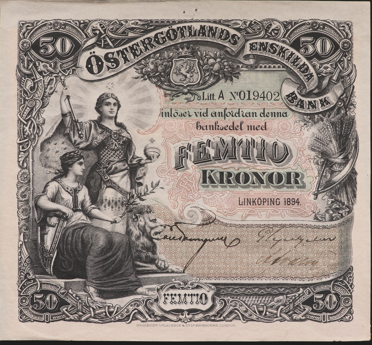 Tre sedlar på femtio kronor från Östergötlands Enskilda Bank från1894. Serienummer 12408, 19402 och 19403, tryckt till höger på sedeln. Framsidan har grå, röda och gräna färger. Tre signaturer på sedeln. Högst upp i mitten finns Östergötlands landskapsvapen. Längst till vänster är en bild på två kvinnor, en står och en sitter.
Baksidan har en bild av två hästar förspända för en plog och är gråfärgad.
En av sedlarna är makulerad med fyra hål i form stjärnor. En sedel är fastklistrad på en pappskiva, de andra två har en klisterlapp på sedeln där den suttit klistrad på en tavla. Två av sedlarna har hål som efter nålar.