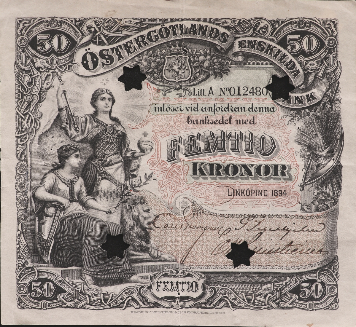 Tre sedlar på femtio kronor från Östergötlands Enskilda Bank från1894. Serienummer 12408, 19402 och 19403, tryckt till höger på sedeln. Framsidan har grå, röda och gräna färger. Tre signaturer på sedeln. Högst upp i mitten finns Östergötlands landskapsvapen. Längst till vänster är en bild på två kvinnor, en står och en sitter.
Baksidan har en bild av två hästar förspända för en plog och är gråfärgad.
En av sedlarna är makulerad med fyra hål i form stjärnor. En sedel är fastklistrad på en pappskiva, de andra två har en klisterlapp på sedeln där den suttit klistrad på en tavla. Två av sedlarna har hål som efter nålar.
