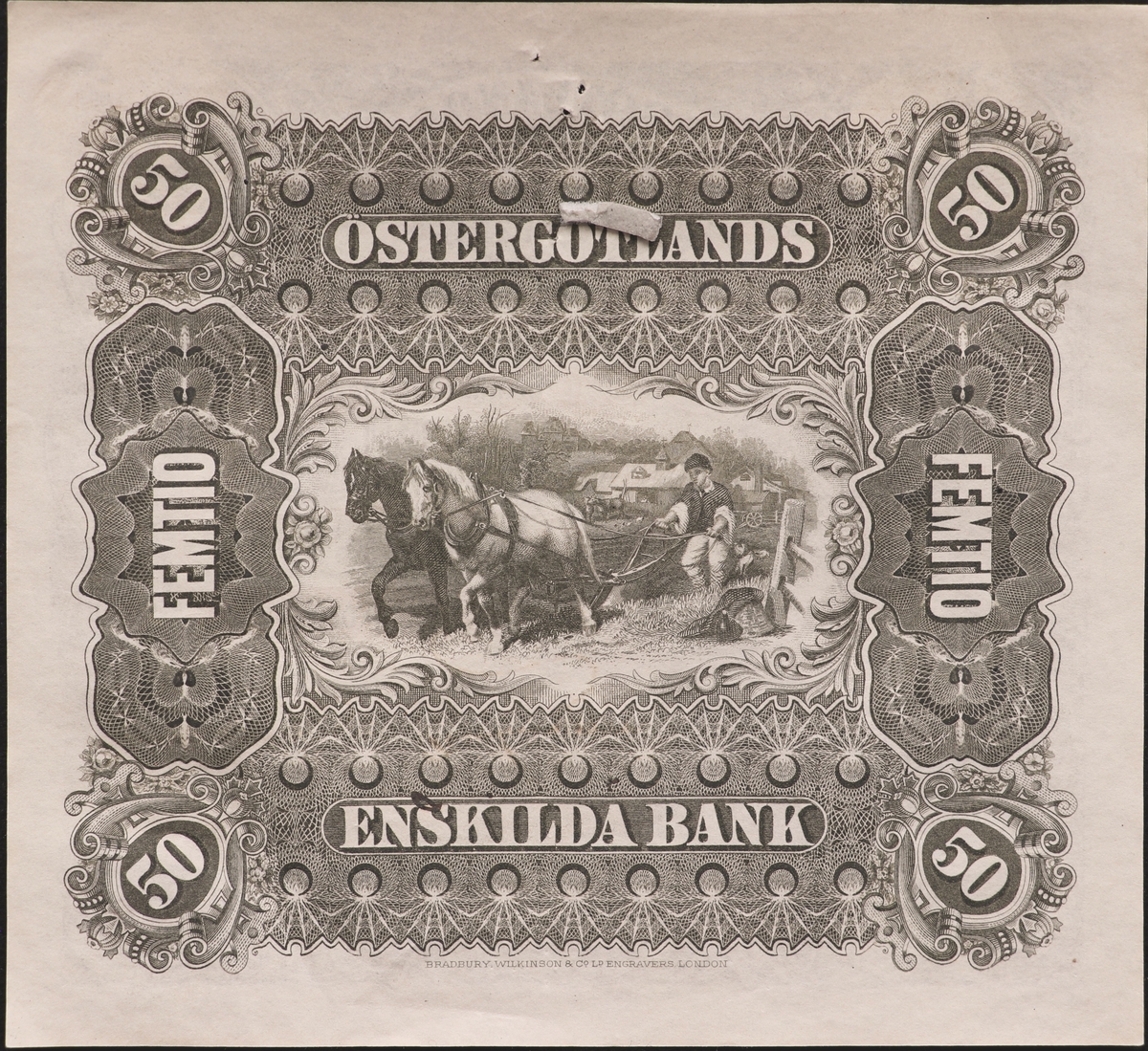 Tre sedlar på femtio kronor från Östergötlands Enskilda Bank från1894. Serienummer 12408, 19402 och 19403, tryckt till höger på sedeln. Framsidan har grå, röda och gräna färger. Tre signaturer på sedeln. Högst upp i mitten finns Östergötlands landskapsvapen. Längst till vänster är en bild på två kvinnor, en står och en sitter.
Baksidan har en bild av två hästar förspända för en plog och är gråfärgad.
En av sedlarna är makulerad med fyra hål i form stjärnor. En sedel är fastklistrad på en pappskiva, de andra två har en klisterlapp på sedeln där den suttit klistrad på en tavla. Två av sedlarna har hål som efter nålar.