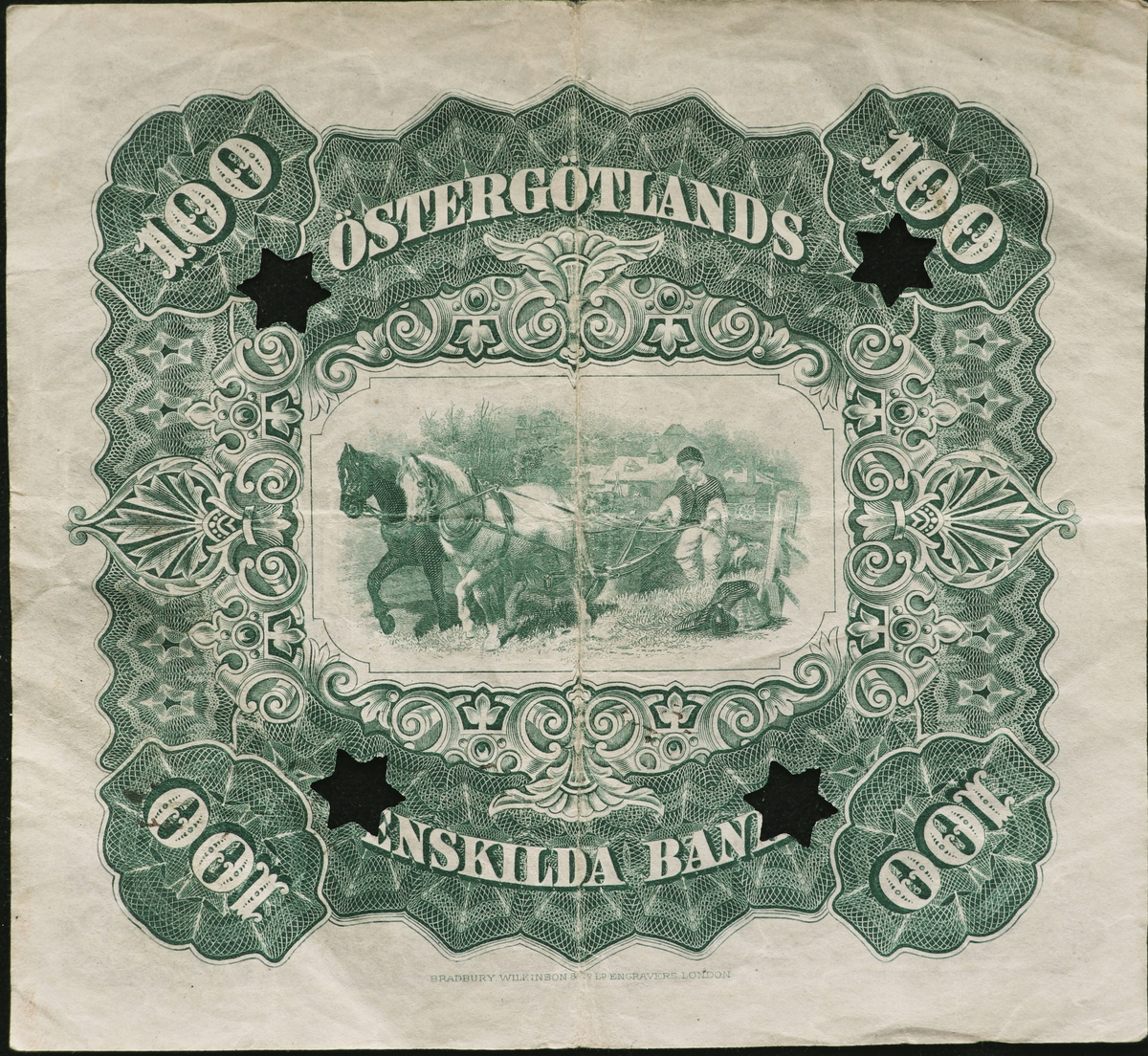 Tre sedlar på hundra kronor från Östergötlands Enskilda Bank från1894. Serienummer 8000 och 9640, tryckt till höger på sedeln. Den tredje sedeln har ett makuleringshål över serienumret. Framsidan har grå och röda färger. Tre signaturer på sedeln. Högst upp i mitten finns Östergötlands landskapsvapen. Längst till vänster är en bild på två kvinnor, en står och en sitter och ett lejon i profil.
Baksidan har en bild av två hästar förspända för en plog och är grönfärgad.
Två av sedlarna är makulerade med fyra hål i form stjärnor. En sedel är fastklistrad på en pappskiva, de andra två har en klisterlapp på sedeln där den suttit klistrad på en tavla. Två av sedlarna har hål som efter nålar.