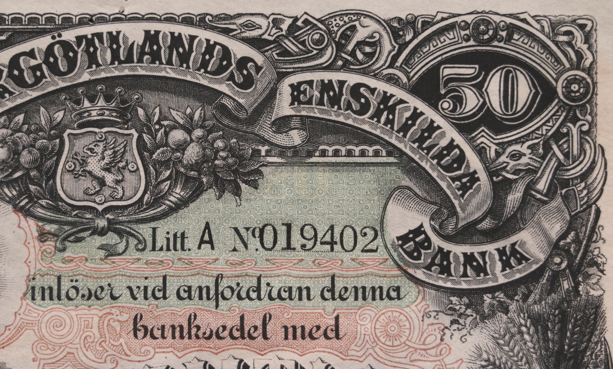 Tre sedlar på femtio kronor från Östergötlands Enskilda Bank från1894. Serienummer 12408, 19402 och 19403, tryckt till höger på sedeln. Framsidan har grå, röda och gräna färger. Tre signaturer på sedeln. Högst upp i mitten finns Östergötlands landskapsvapen. Längst till vänster är en bild på två kvinnor, en står och en sitter.
Baksidan har en bild av två hästar förspända för en plog och är gråfärgad.
En av sedlarna är makulerad med fyra hål i form stjärnor. En sedel är fastklistrad på en pappskiva, de andra två har en klisterlapp på sedeln där den suttit klistrad på en tavla. Två av sedlarna har hål som efter nålar.