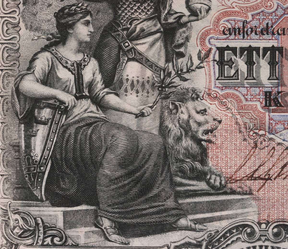 Tre sedlar på hundra kronor från Östergötlands Enskilda Bank från1894. Serienummer 8000 och 9640, tryckt till höger på sedeln. Den tredje sedeln har ett makuleringshål över serienumret. Framsidan har grå och röda färger. Tre signaturer på sedeln. Högst upp i mitten finns Östergötlands landskapsvapen. Längst till vänster är en bild på två kvinnor, en står och en sitter och ett lejon i profil.
Baksidan har en bild av två hästar förspända för en plog och är grönfärgad.
Två av sedlarna är makulerade med fyra hål i form stjärnor. En sedel är fastklistrad på en pappskiva, de andra två har en klisterlapp på sedeln där den suttit klistrad på en tavla. Två av sedlarna har hål som efter nålar.