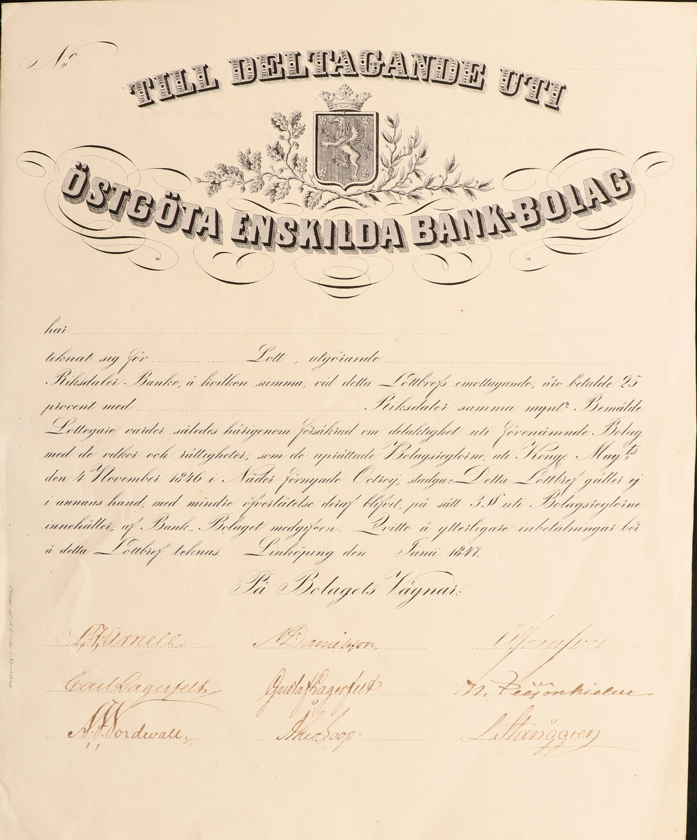 Aktiebrev från 1847 för aktier i Öst Göta Bank. Pappret är i form av ett fyrsidigt "häfte", fram- och baksida samt mittuppslag. På framsidan är själva aktiebrevet och signaturer från nio personer. Detta aktiebrev är inte ifyllt med en aktieägare. Mittuppslaget är till för förteckning av inbetalningar och baksidan är kuponger för utdelning av vinst.
Tillstånd vid förvärv: Vikmärke horisontellt i mitten av brevet, klisterlapp högst upp på baksidan efter att pappret varit uppklistrad på en tavla.