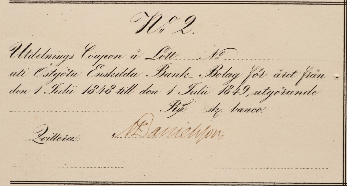 Aktiebrev från 1847 för aktier i Öst Göta Bank. Pappret är i form av ett fyrsidigt "häfte", fram- och baksida samt mittuppslag. På framsidan är själva aktiebrevet och signaturer från nio personer. Detta aktiebrev är inte ifyllt med en aktieägare. Mittuppslaget är till för förteckning av inbetalningar och baksidan är kuponger för utdelning av vinst.
Tillstånd vid förvärv: Vikmärke horisontellt i mitten av brevet, klisterlapp högst upp på baksidan efter att pappret varit uppklistrad på en tavla.