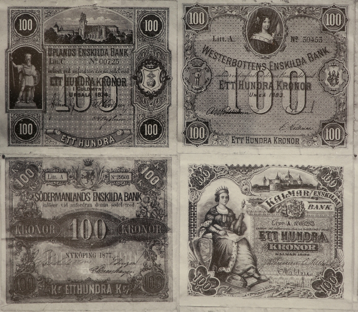 Tre samlingsfotografier av sedelutgivande bankers 100-, 50- och 10-kronorssedlar. Fotografierna är monterade på pappark varav tre har gulddekorationer och de är märkta Sw. Swensson kongl. hof fotograf. Ett av arken är inramade.
I det nedre högra hörnet finns en perforering som säger "kopiering förbjuden" och sedan är de märkta med årtalen 1898, 1901 samt 1902 på två av arken.
