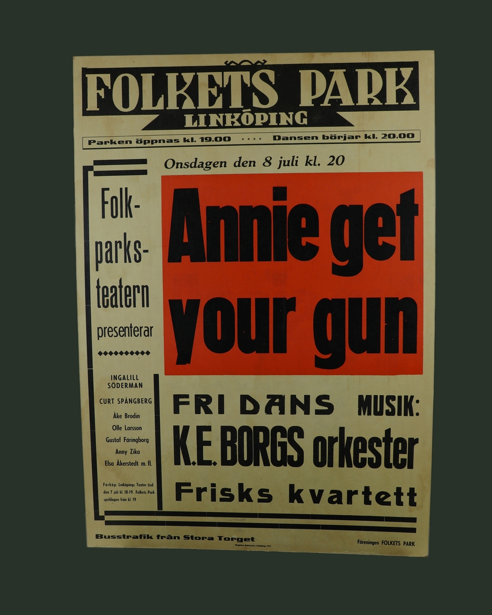 Affisch klistrad på anslagstavla med reklam för föreställning och dans i Folkets Park i Linköping den 8/7 1953. Text i svart. Röd bakgrund bakom viss text. 
Affischen gör reklam för Annie get your gun från Folkparksteatern och för dans med K.E Borgs Orkester och Frisks Kvartett.