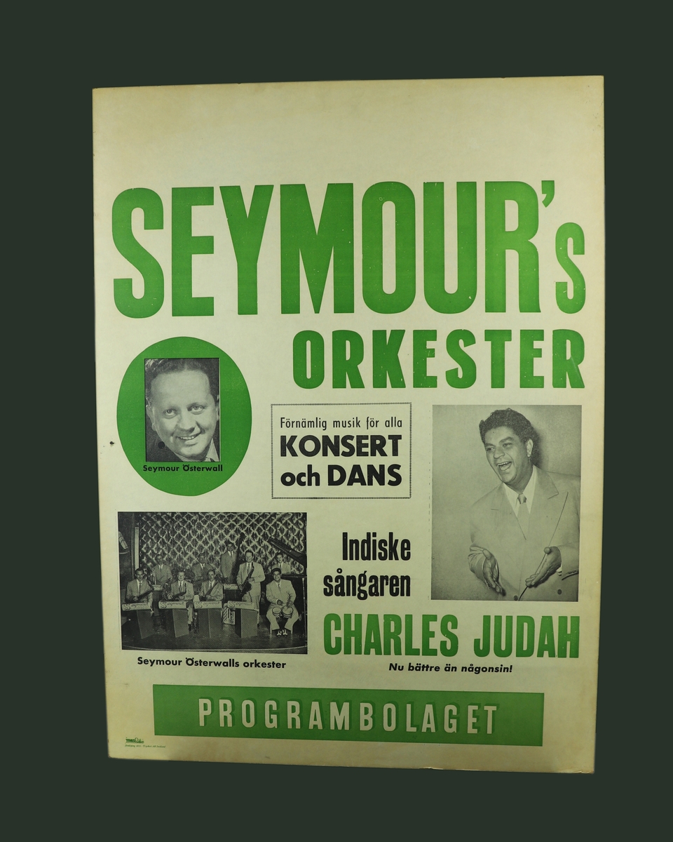 Affisch klistrad på anslagstavla med reklam för Seymour's Orkester. Text i grönt och svart och svartvita foton på medverkande.
