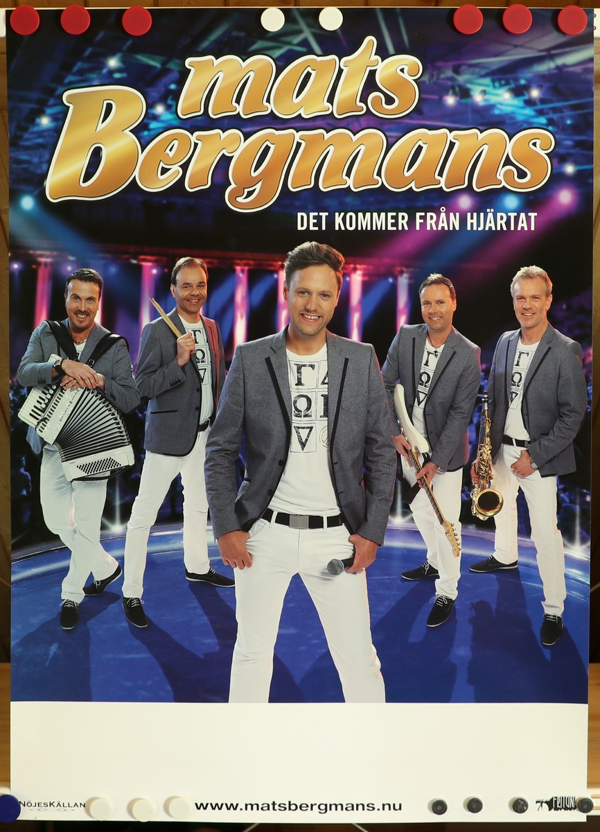 Affisch i flerfärgstryck med en bild på fem leende män i gråa kavajer, vita byxor och tröjor. Mannen i mitten står lite närmare än de andra och har en mikrofon i handen. De andra männen har också sina instrument i händerna. Högst upp står det Mats Bergmans i guldtext.