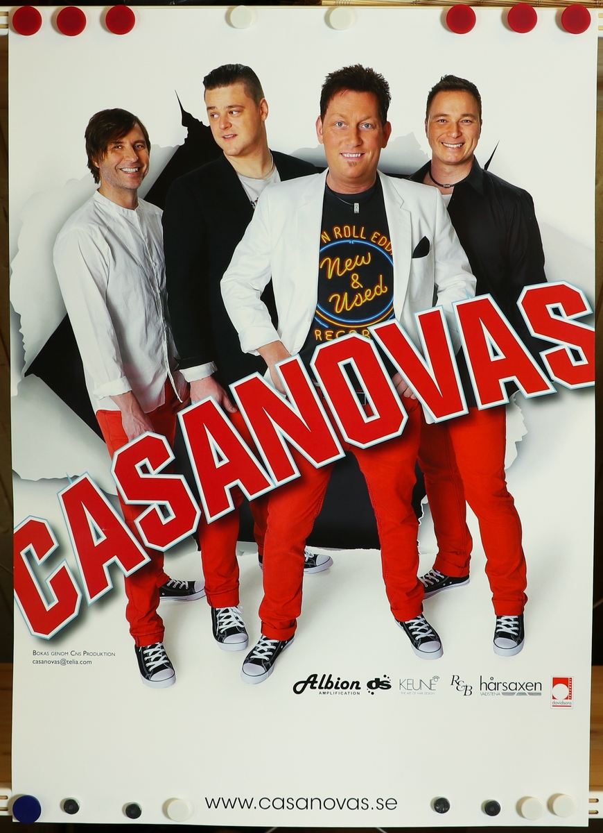 Affisch i flerfärgstryck med en bild på fyra män i röda byxor och vita eller svarta tröjor. Snett över bilden står det Casanovas i röd text.