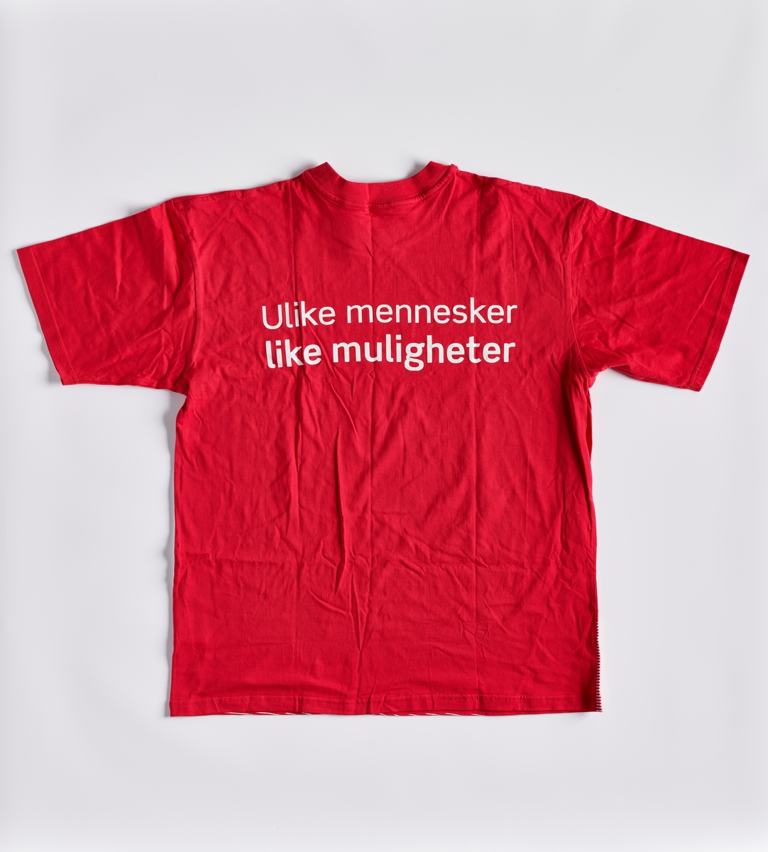 Logoen til Sosialistisk Venstreparti - SV. Vindmøller og en jente med en drake.