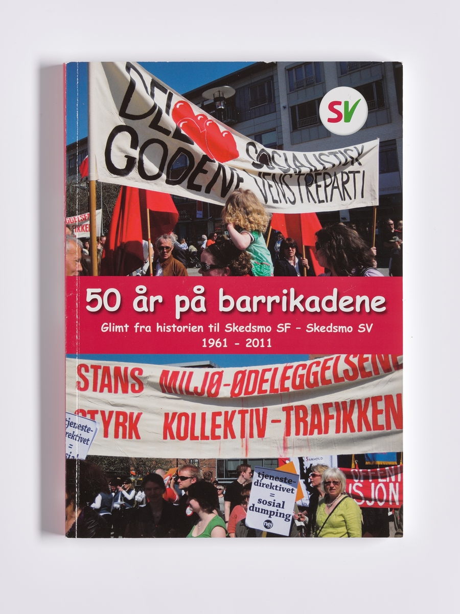 Fotografier av folk som demonstrerer
