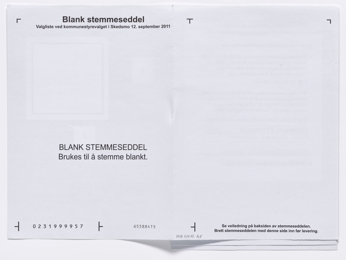 Blank stemmeseddel ved kommunestyrevalget i Skedsmo 2011.

Gjenstandene er samlet inn i forbindelse med et dokumentasjonsprosjekt om Fylkes- og kommunevalget i 2011. Fotodokumentasjonen fra prosjektet finnes i en av Akershusbasens mapper: Valgkamp på museum 2011. Alle fotoregistreringsnumre begynner med P9109-