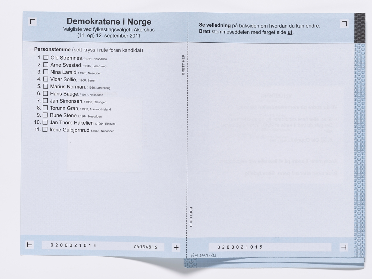 Stemmeseddel med kandidater for partiet Demokratene i Norge ved fylkestingsvalget i Akershus 2011.

Gjenstandene er samlet inn i forbindelse med et dokumentasjonsprosjekt om Fylkes- og kommunevalget i 2011. Fotodokumentasjonen fra prosjektet finnes i en av Akershusbasens mapper: Valgkamp på museum 2011. Alle fotoregistreringsnumre begynner med P9109-