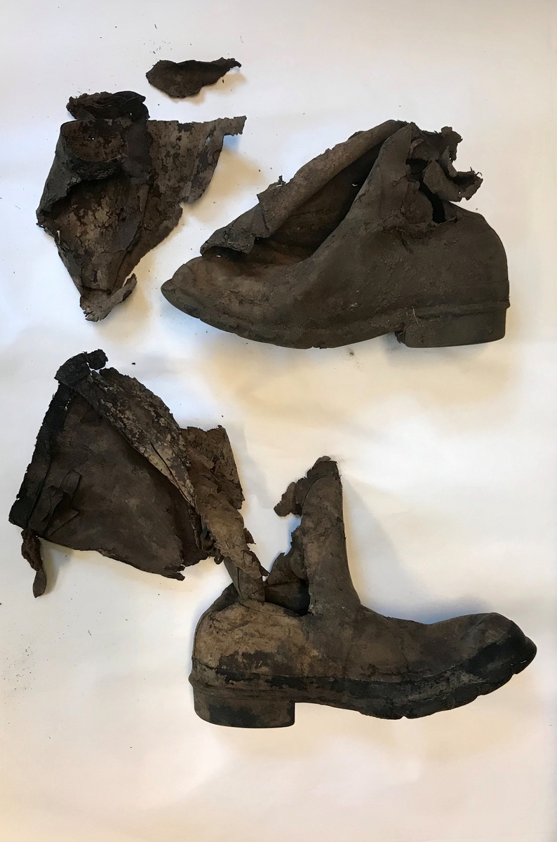 Rifle, et par gummistøvler, arbåndsur, tekstilrester, lommelykt, insulinsprøyte i metallrør, penn, kniv, slire, 13 mynter, en plastbit, hanske, 2 små glassflasker og en stor glassflaske.