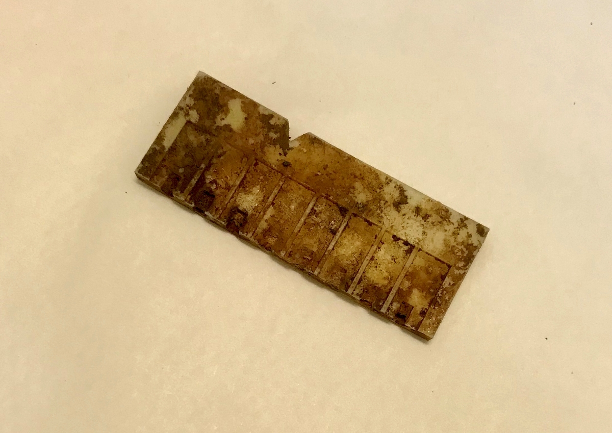 Rifle, et par gummistøvler, arbåndsur, tekstilrester, lommelykt, insulinsprøyte i metallrør, penn, kniv, slire, 13 mynter, en plastbit, hanske, 2 små glassflasker og en stor glassflaske.