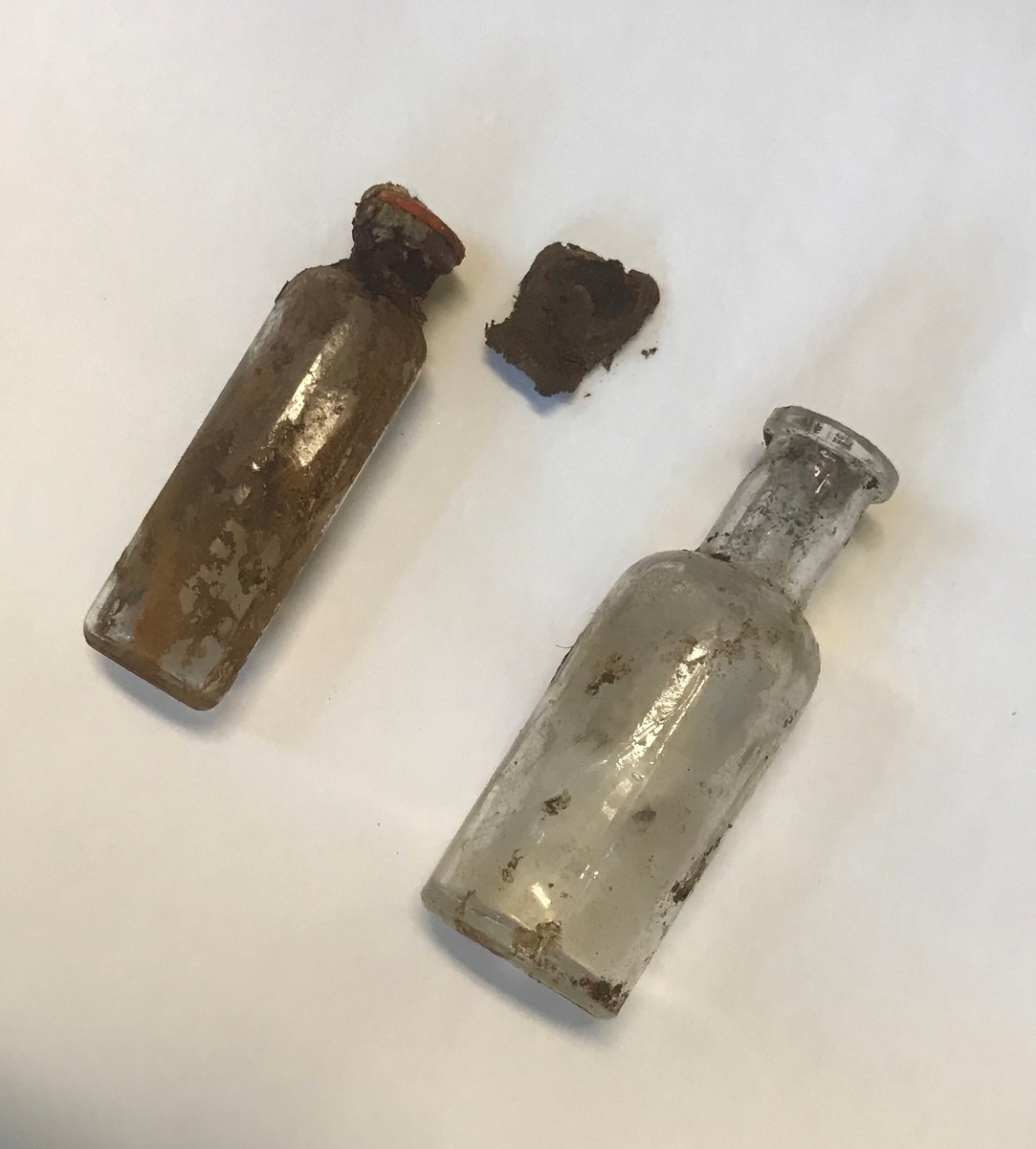 Rifle, et par gummistøvler, arbåndsur, tekstilrester, lommelykt, insulinsprøyte i metallrør, penn, kniv, slire, 13 mynter, en plastbit, hanske, 2 små glassflasker og en stor glassflaske.