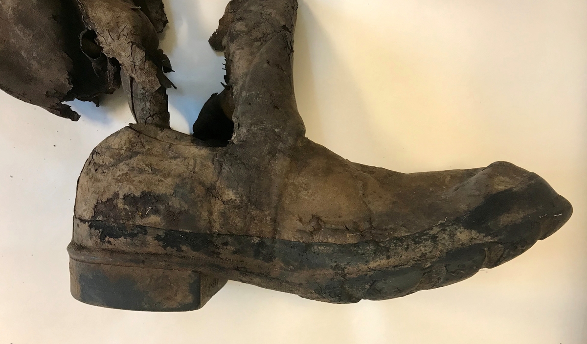 Rifle, et par gummistøvler, arbåndsur, tekstilrester, lommelykt, insulinsprøyte i metallrør, penn, kniv, slire, 13 mynter, en plastbit, hanske, 2 små glassflasker og en stor glassflaske.