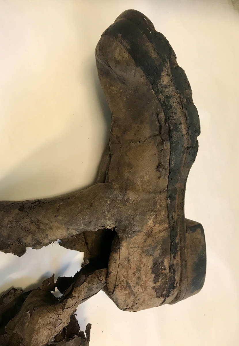 Rifle, et par gummistøvler, arbåndsur, tekstilrester, lommelykt, insulinsprøyte i metallrør, penn, kniv, slire, 13 mynter, en plastbit, hanske, 2 små glassflasker og en stor glassflaske.
