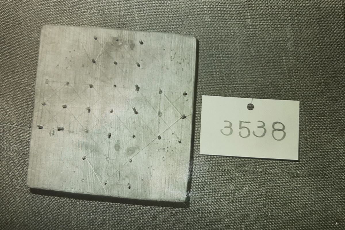 Spillebrett i tre, nesten kvadratisk plate med 33 hull i 5 inntegnede kvadranter.
Spillet er en versjon av revespillet Rev og gjess (jf."Spill med brett og brikker" Schibsted 1978 ISBN 82-516-0726-4, s113) Dette spillet ble spilt med 13 sorte fyrstikker (gjess) og 1 rød (rev). Formålet var at gjessene skulle sperre reven inne før han fikk spist nok av dem til at det ble umulig. Etter tradisjonen ble det også kalt Rev og hunder.