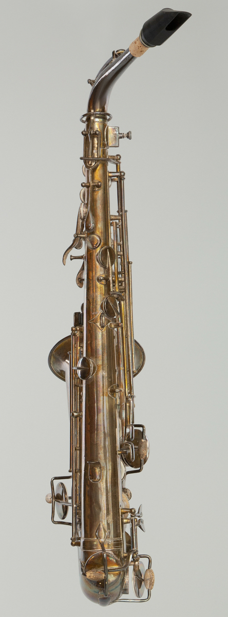 Altsaxofon i metall.