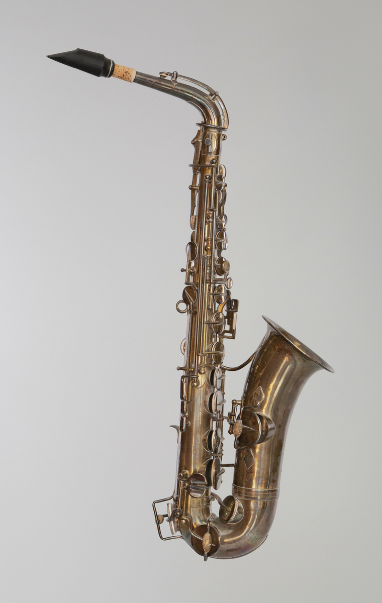 Altsaxofon i metall.
