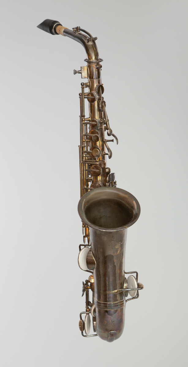 Altsaxofon i metall.