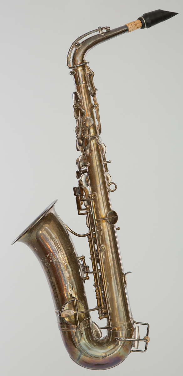 Altsaxofon i metall.