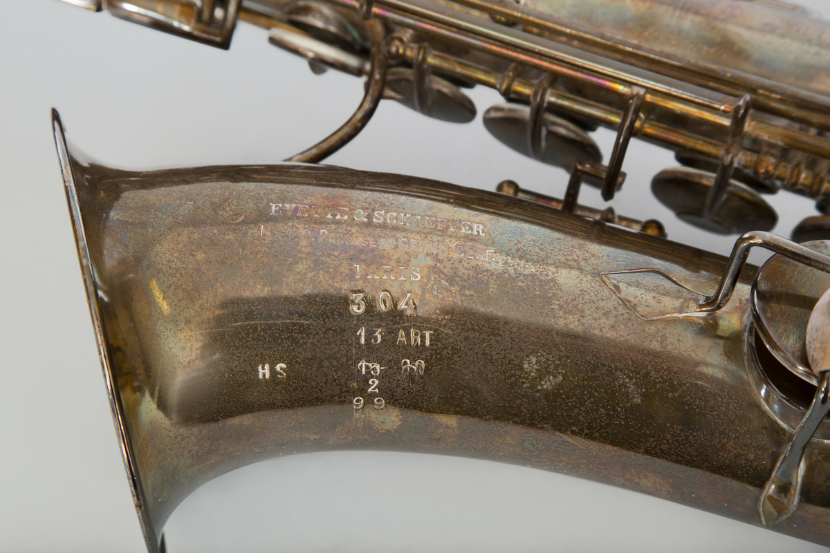 Altsaxofon i metall.