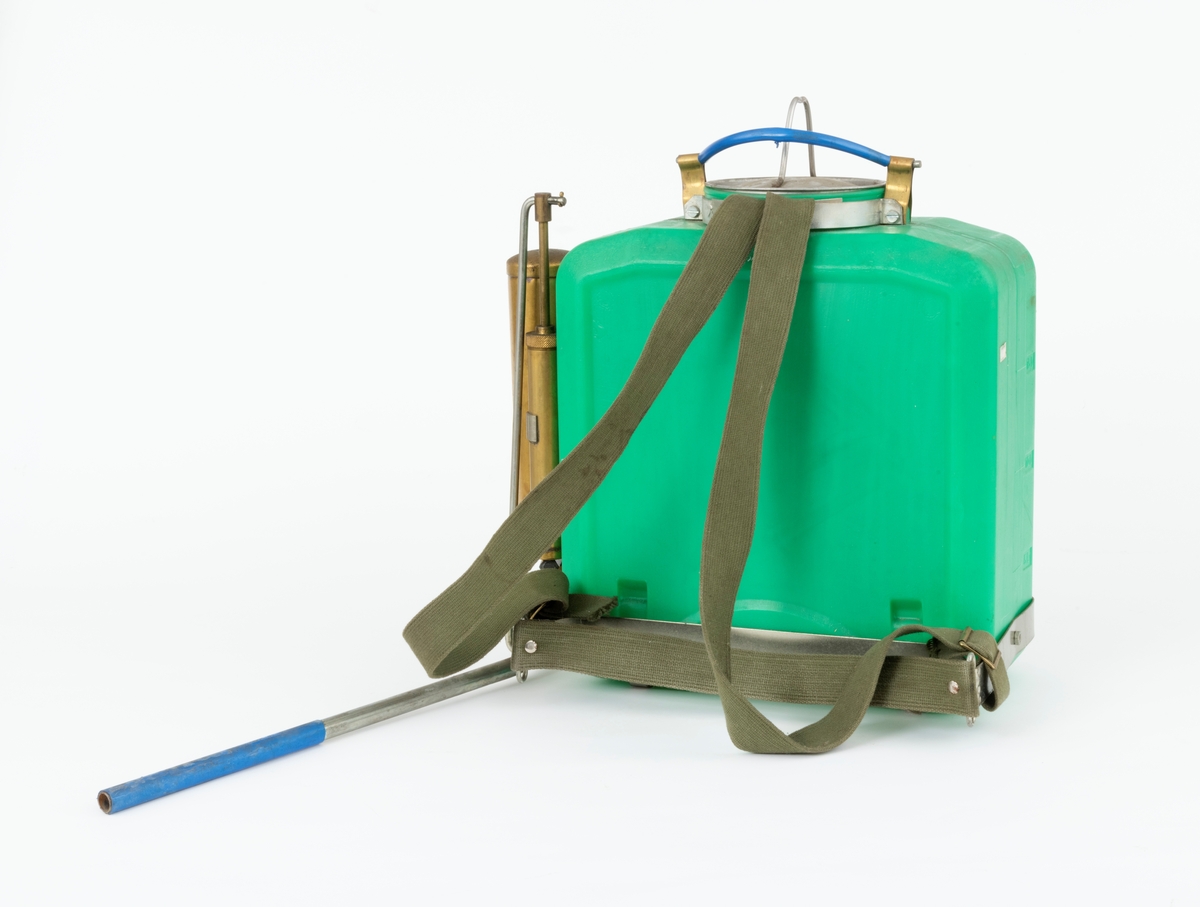 Ryggbåren sprøyte, antakelig lagd med sikte på kjemisk bekjempelse av bladvekster som ble betraktet som gras i skogbruket. Den støtrste komponenten her er en tank av grønn plast, 36 centimeter bred, 37 centimeter høy (eks. en krage for lokket) og 18 centimeter vid. På toppen av beholderen er den en sylindrisk krage, snaut 3 centimeter høy og med en utvendig diameter på 14,5 centimeter. Ned i denne kragen er det stukket et noe oppoverbuende aluminiumslokk med ei siagonal hankbøyle lagd av 5 millimeter tjukk metalltråd. Den nedre delen av plasbeholderens sideflater er omgitt av ei ramme av rustfritt stål. Fra denne ramma går det to stålband som bærer botnen på beholderen. I to av stålrammas hjørner er det montert ovale festeringer for ei et vevd belte som skulle ligge an mot korsryggen til bæreren. Ramma og ei metallbøyle som omgir halvparten av kragen rundt lokket er forankringspunkter for snaut 4 centimeter brede feslinger (skulderstropper. På det som for bæreren av denne sprøyta ble høyre side er det påhengslet en rørhendel med blått pladsthandtak i ytterenden. Denne hendelen har en stangforbindelse til stempelet på ei messingpumpe, som antakelig skulle brukes til å oppnå et noenlunde konstant trykk inne i beholderen etter hvert som sprøytevæskenivået sank. En messingsylinder ved sida av pumpestempelet har et gjenget uttak for ei slangekopling. Slangen, som antakelig hadde ei dyse som skulle fordele sprøytevæska i finforstøvet form over uønsket vegetasjon, mangler.