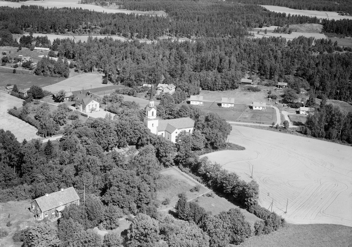 Östra Stenby från ovan 1954. Kyrkan erhöll sitt nuvarande utseende efter en genomgripande ombyggnad i slutet av 1850-talet.