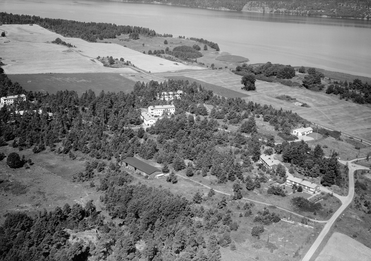 Flygfoto över Skenäs på Vikbolandet. Från starten 1938 har Skenäs ungdomsanstalt expanderat med paviljonger, verkstäder, idrottsplats med mera.