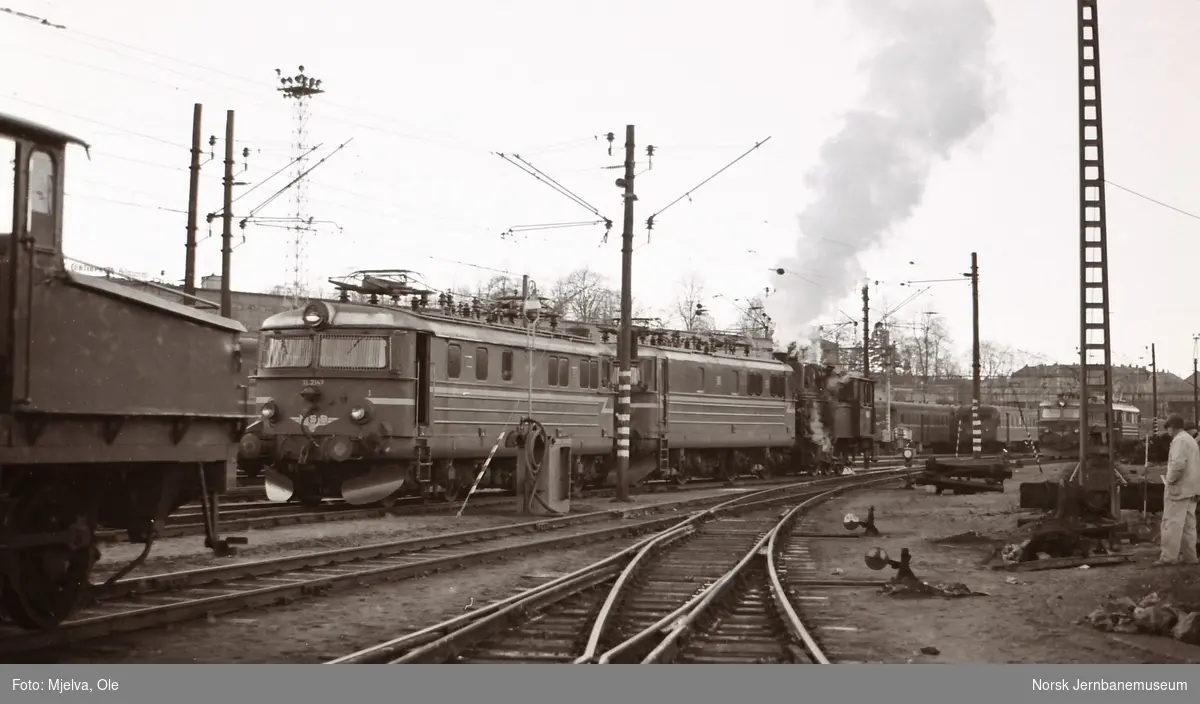 Elektriske lokomotiver type El 11 og El 13 og damplokomotiv type 23b  utenfor Gamlestallen i Lodalen i Oslo