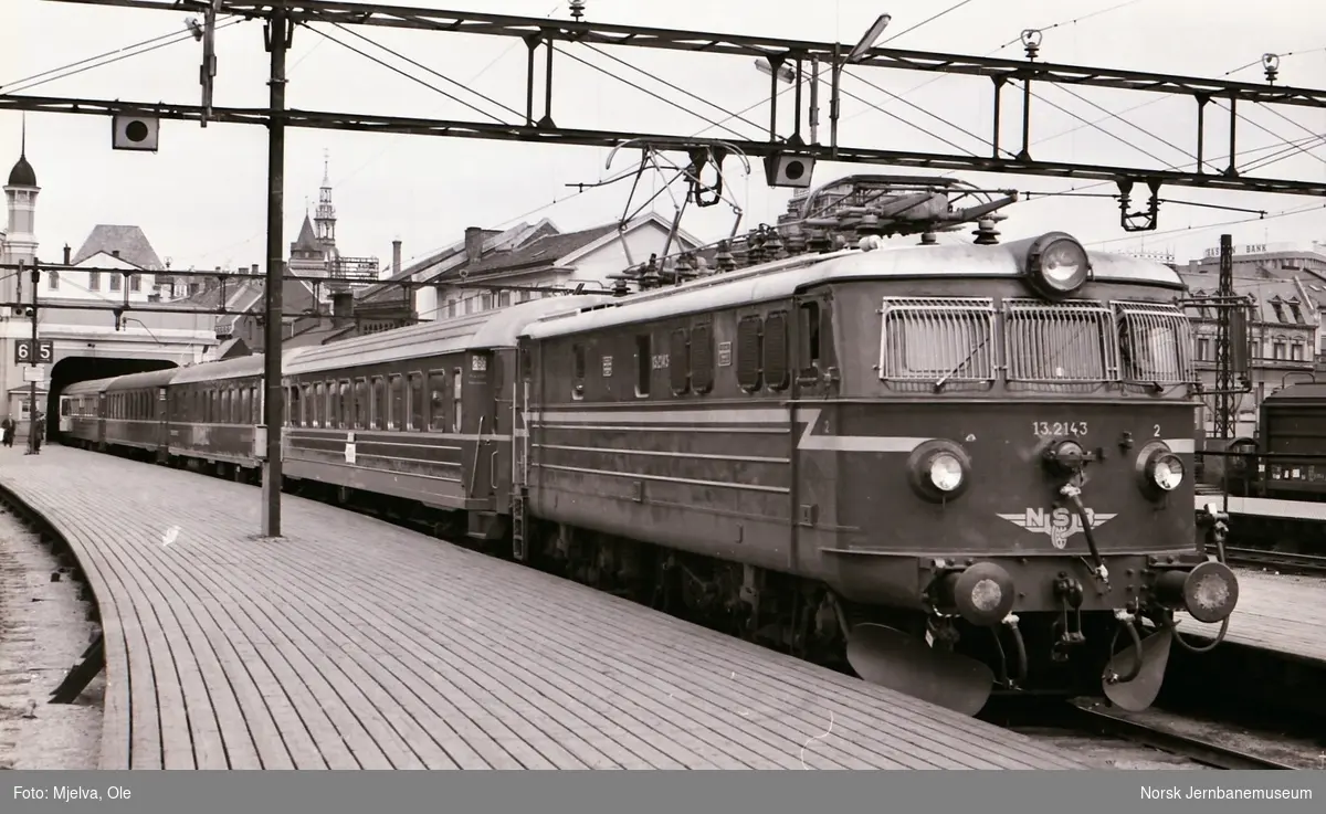 Elektrisk lokomotiv El 13 2143 med hurtigtog til Åndalsnes, tog 351, på Oslo Østbanestasjon