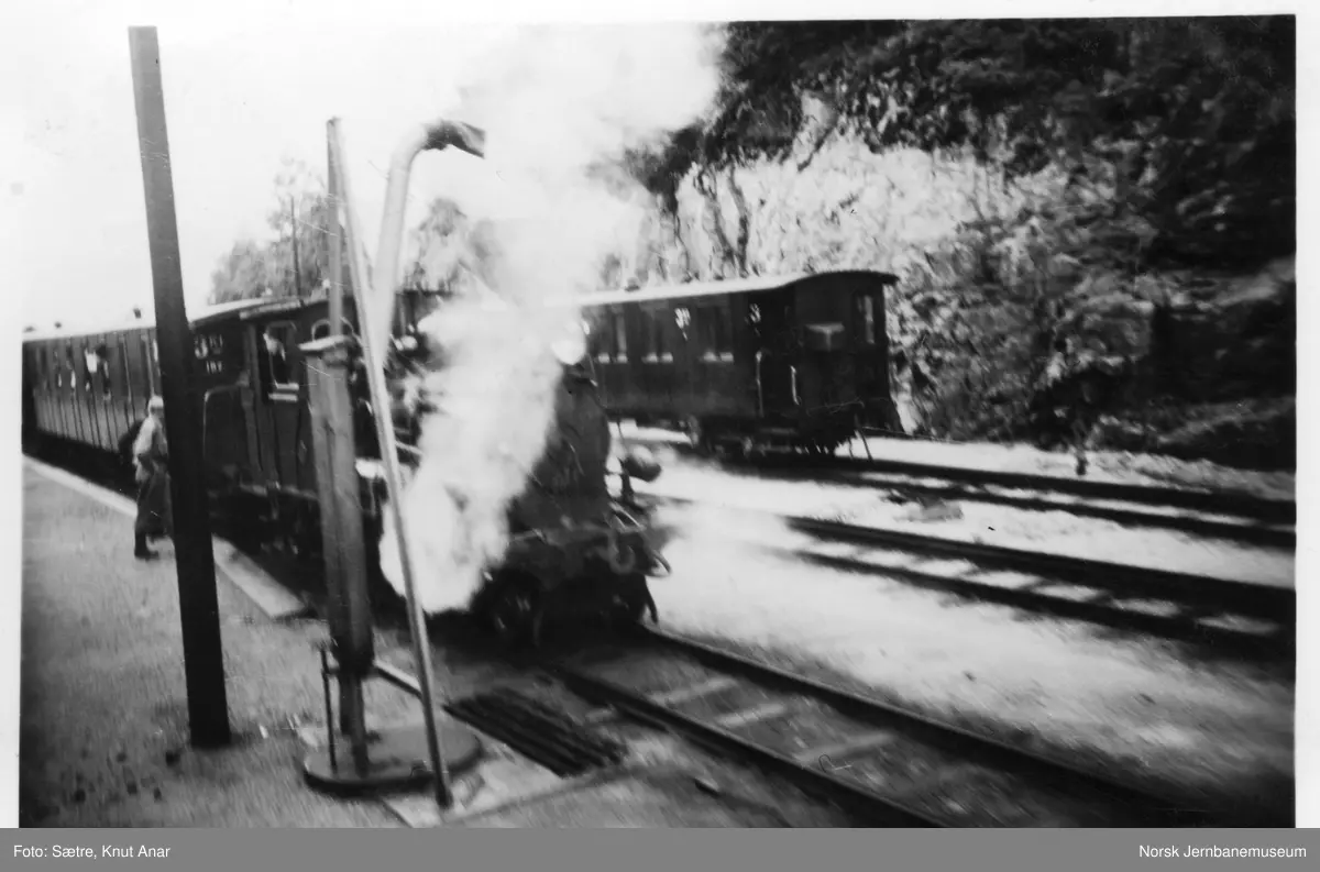 Damplokomotiv type XXII nr. 6 foran personvogn litra Co type 4 nr. 151 med persontog til Byglandfjord i spor 3 på Grovane stasjon. Personvogn litra Co type 26 nr. 3 eller 4 til høyre