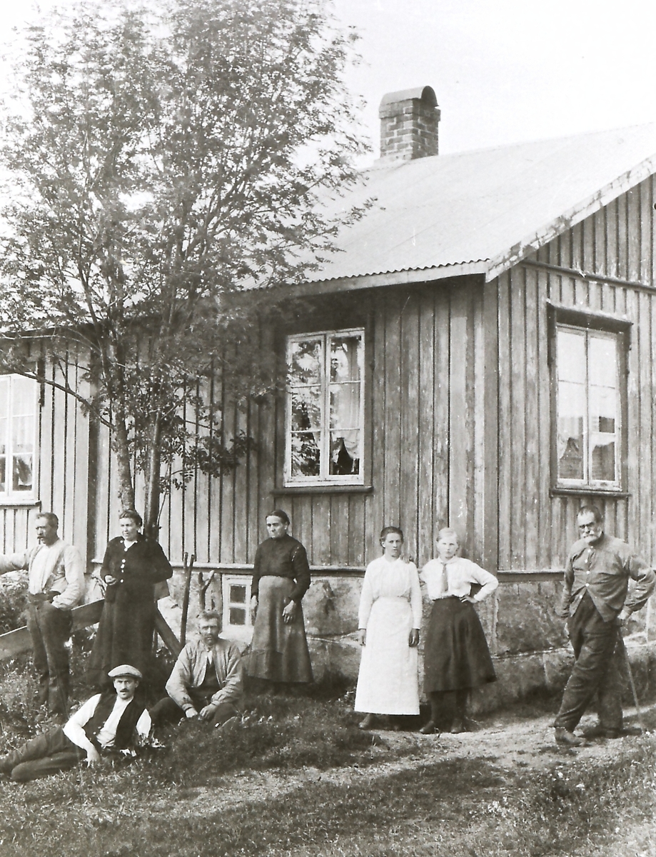 Den gamle hovedbygningen på Hoppestul. Fra venstre Anders Hoppestul f. 1860, Karen Hoppestul f. 1866, Sofie Hoppestul f. 1854, Grete Hagen (?). Liggende Anton Løver f. 1880 og Olav Hoppestul f. 1862.
Informant Olav Tullerud