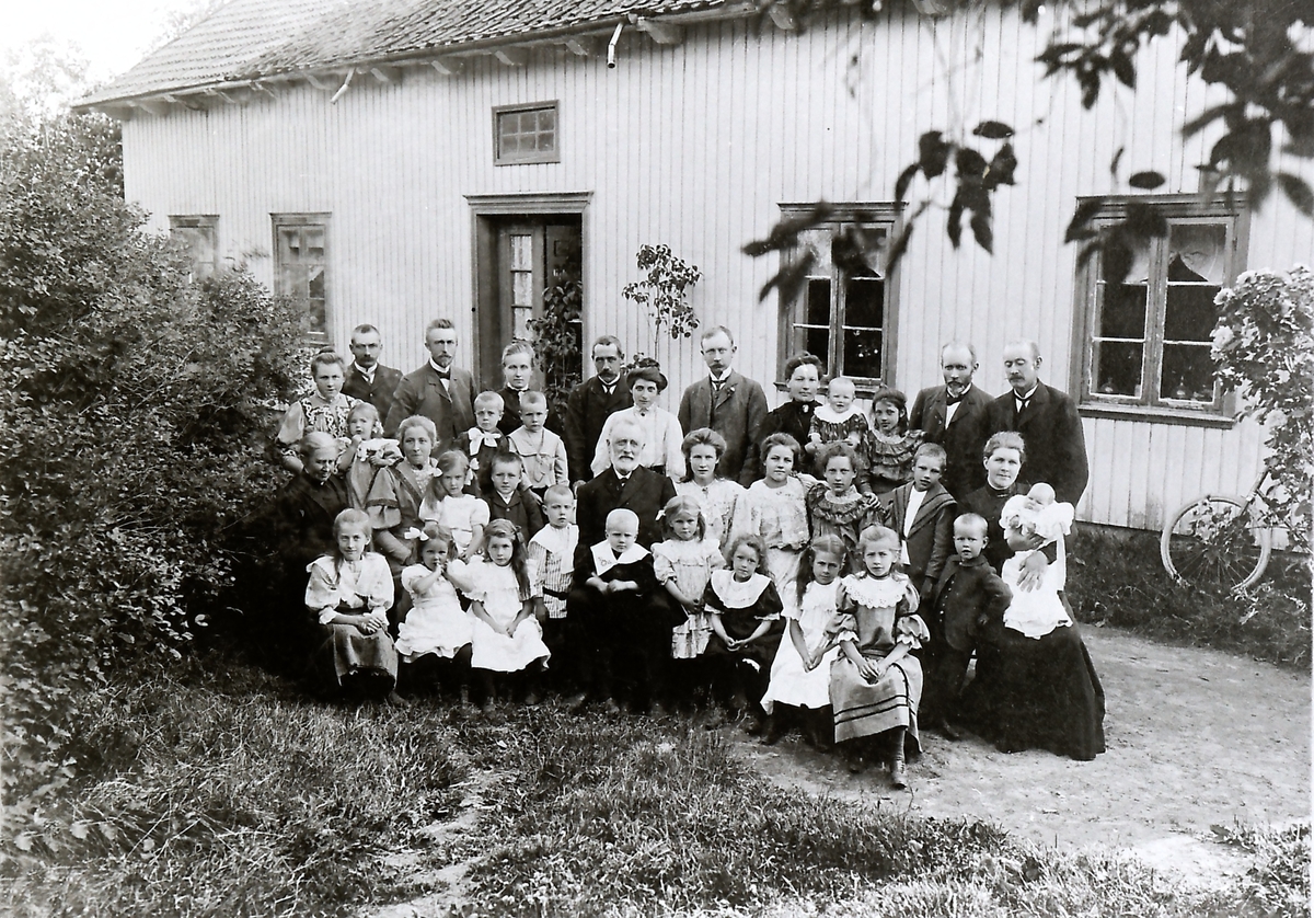 Øverste rekke: Ole Eid, Martinius Windsvold (lærer), Marie Otterstad (f Foss), Erik Otterstad, Laurits Foss, Gina Foss (f Grette) m/Rolf Foss på armen, Ole Chr Foss, Thorbjørn Foss. 
2. rekke: Kathrine Eid (f Foss) m/Olaug Eid på fanget (Homb), Agmund Windsvold, Johannes Eide, Rakel Foss (f Mathisen), Margit Foss m/Thorbjørn Foss på fanget. 
3. rekke: Regine Foss, Ragnhild Windsvold (f Foss) m/Thorbjørn Foss på fanget (Windsvold), Gullik Otterstad, Abraham O Foss - Fossum/Per Foss på fanget, Maren Otterstad, Nelly Otterstad (f Herland), Kitty Foss (f Kleppan), Abraham O Foss - Tuft, Olette Foss (f Otterstad) m/Svanaug (senere Sellstad)
4. rekke: Magnhild Windsvold (f Hazel), Rakel (Nesse) Foss, Aslaug Windsvold, Arne Foss, Anne Katrine Foss, Liv Foss, Liv Windsvold, Bergljot Windsvold, Abraham Th Foss