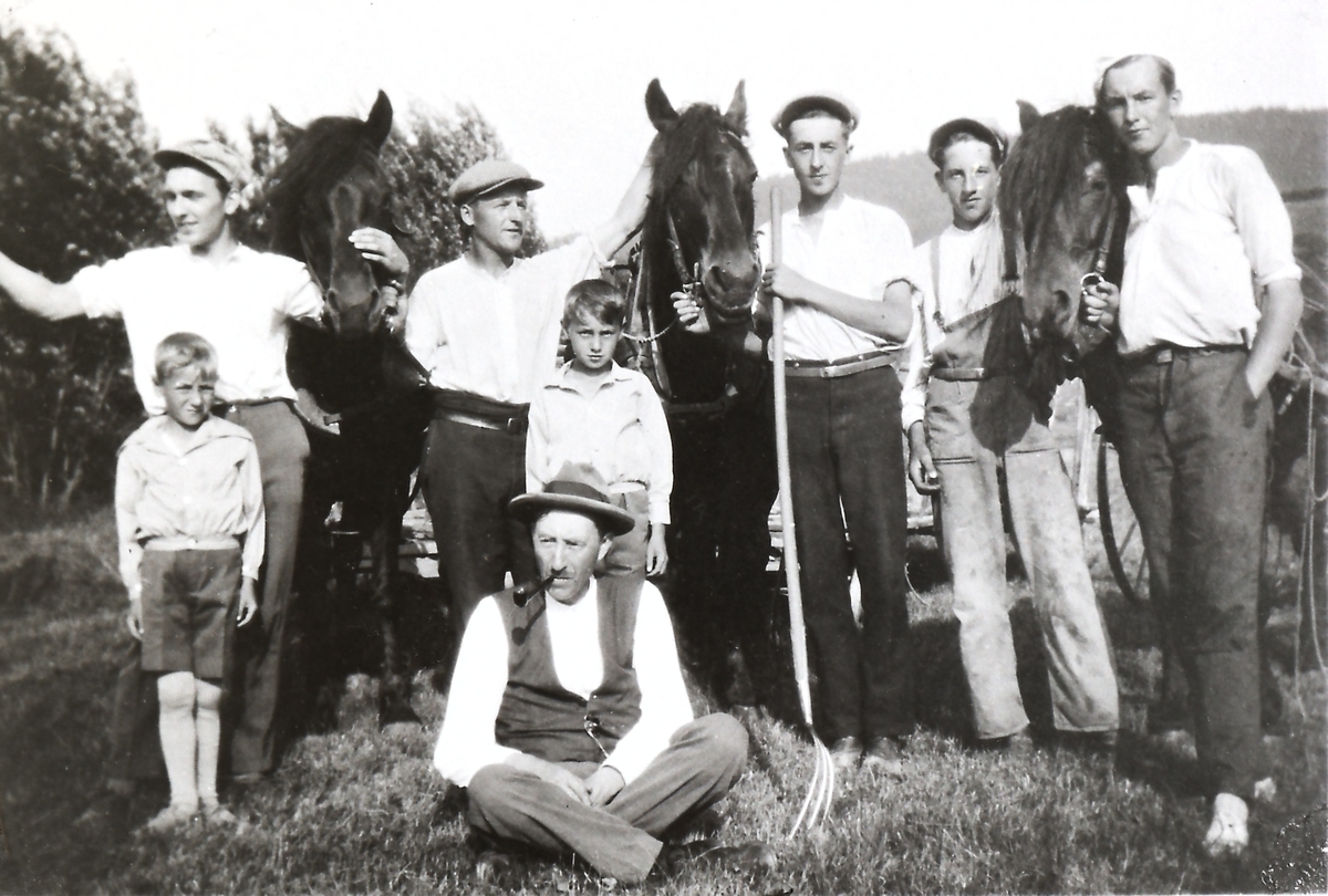 Slåttemannskapet før start. Hans J Grøtterud f. 1880 med fem sønner, svigersønn og gårdsgutt.