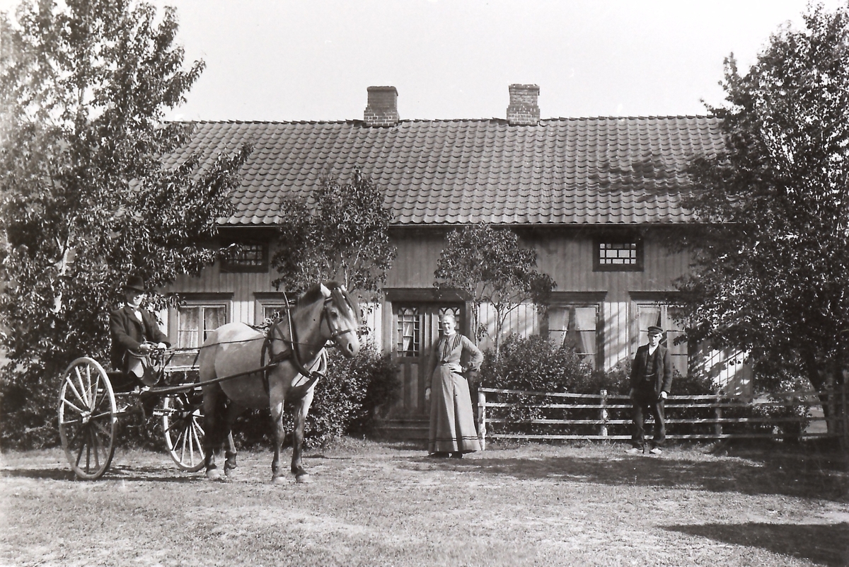 Nordre Bakke hovedbygning. Hans Martin Bakke  f. 1865 med karjol og Borka, Maren Bakke f. 1868. Kristoffer Johansen f. 1885. Informant Ingrid Bakke